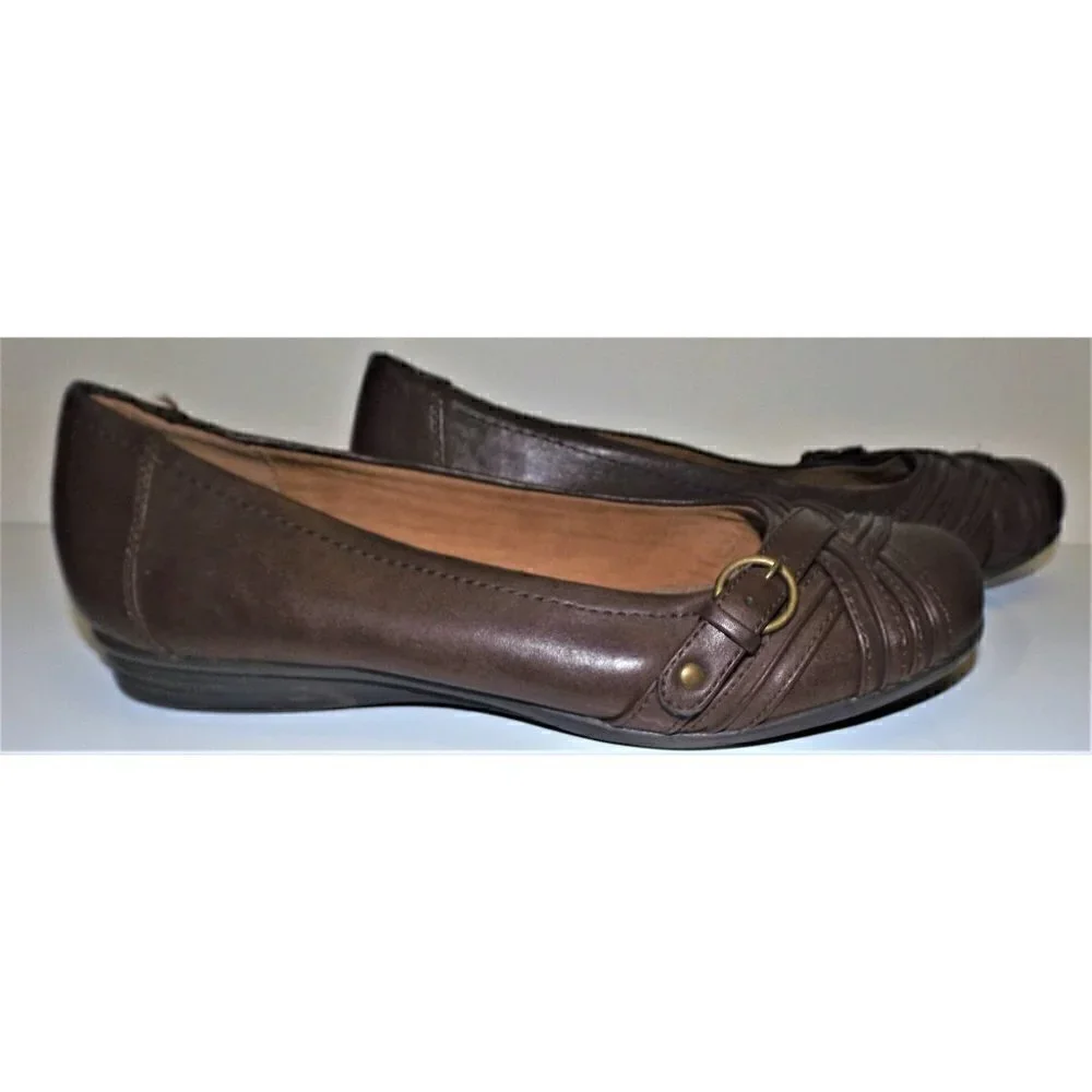 Yuu Women's Gander US 10M brown flats buckle Slip-ons